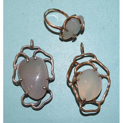 268 - A 9ct gold ring of abstract form set chalcedony, a similar pendant, gross weight 16.8g and another s... 