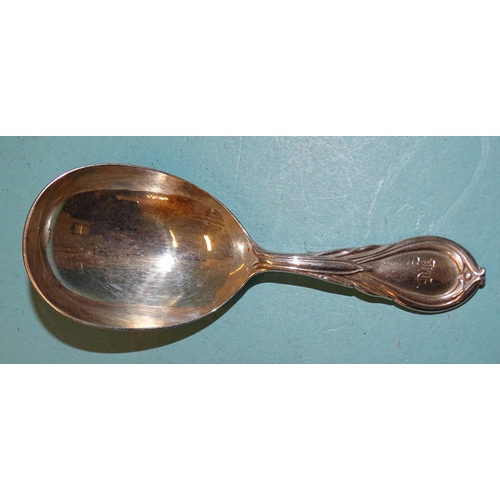 352 - A Victorian silver caddy spoon, London 1822.