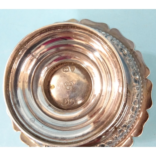 385 - An Edwardian silver inkstand of oval shape fitted with silver-mounted glass inkwell, 17.5 x 7cm, Lon... 