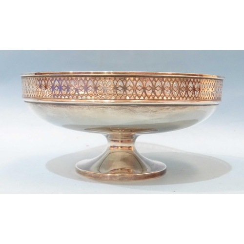 392 - A Walker & Hall silver tazza with pierced decorated border, on circular foot, 20cm diameter, 10c... 