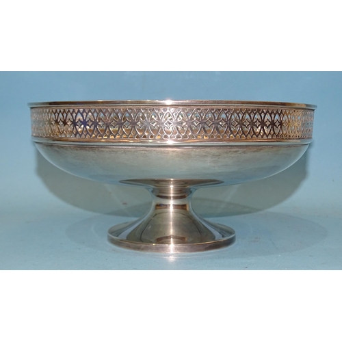 392 - A Walker & Hall silver tazza with pierced decorated border, on circular foot, 20cm diameter, 10c... 