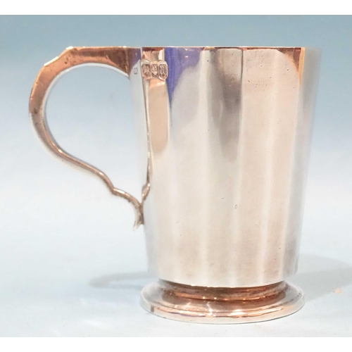 393 - A Harrods Stores Ltd silver tankard of enneadecagon form, 9.5cm high, London 1916, maker's mark RB f... 