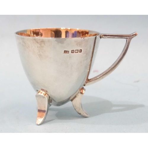 394 - An Edwardian silver toddy cup, the egg-cup bowl on three sickle bracket feet, with angled handle, 4.... 