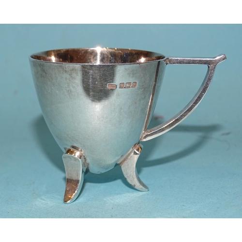 394 - An Edwardian silver toddy cup, the egg-cup bowl on three sickle bracket feet, with angled handle, 4.... 