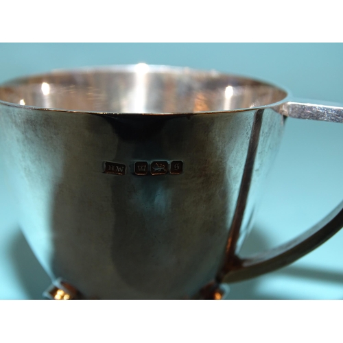 394 - An Edwardian silver toddy cup, the egg-cup bowl on three sickle bracket feet, with angled handle, 4.... 