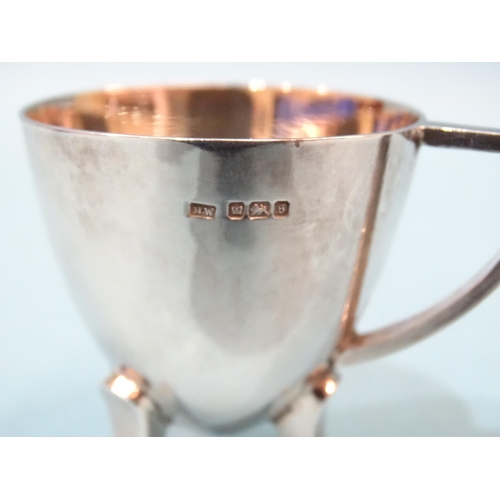 394 - An Edwardian silver toddy cup, the egg-cup bowl on three sickle bracket feet, with angled handle, 4.... 