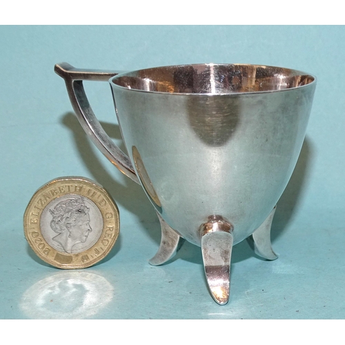 394 - An Edwardian silver toddy cup, the egg-cup bowl on three sickle bracket feet, with angled handle, 4.... 