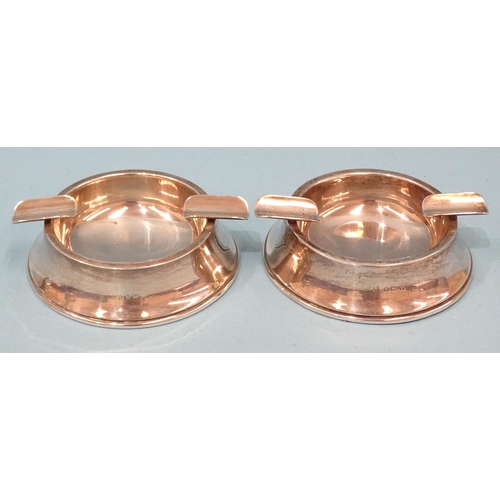 397 - A pair of silver circular ashtrays, 9cm diameter, Birmingham 1945, maker J B Chatterly & Son Ltd... 