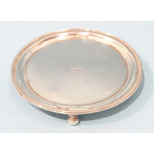 399 - A George III silver circular card tray raised on ball feet, 12cm diameter, London 1800, maker Solomo... 