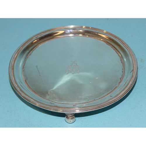 399 - A George III silver circular card tray raised on ball feet, 12cm diameter, London 1800, maker Solomo... 