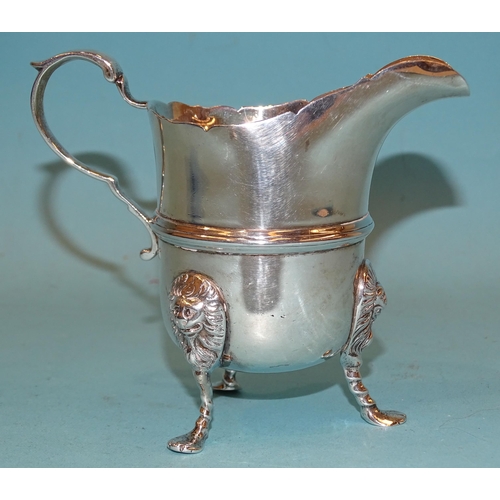 400 - An Edwardian silver cream jug on three lion mask and paw feet, 11cm high, Dublin 1916, maker Charles... 