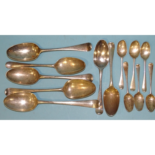 424 - A quantity of Georgian silver Old English pattern tablespoons, dessert spoons and teaspoons, various... 