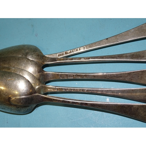 424 - A quantity of Georgian silver Old English pattern tablespoons, dessert spoons and teaspoons, various... 