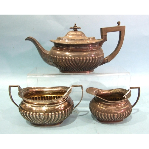 432 - A George V silver three-piece tea service with gadrooned decoration, comprising: teapot, sugar bowl ... 