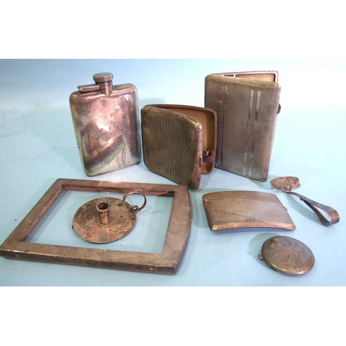 447 - A George V silver whisky flask, 12 x 8cm, Birmingham 1915, with inscription, a silver card case 8.5 ... 