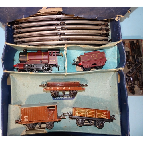 257 - A Hornby O gauge goods set with 0-4-0 locomotive RN5600 and tender, three wagons and track, (boxed, ... 