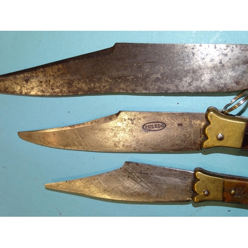 362 - Two small Navaja knives, each with horn and tortoiseshell grips, one stamped TOLEDO, both well-sprun... 