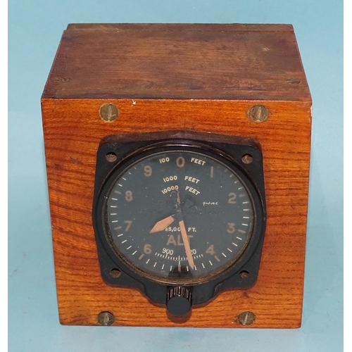 368 - A WWII military altimeter Mk XIVA, Reg. No. 6A/685, etched number to back 7698/44?, housed in wooden... 