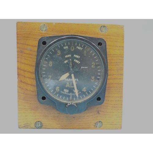 368 - A WWII military altimeter Mk XIVA, Reg. No. 6A/685, etched number to back 7698/44?, housed in wooden... 