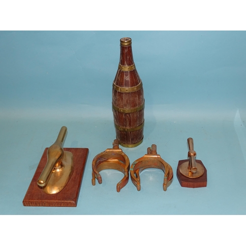 384 - Two pairs of bronze rowlocks, a small bronze cleat, a larger brass cleat and a coopered bottle, (5).... 