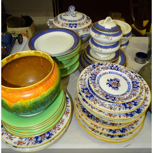 120 - A quantity of 19th century Minton dinnerware: large tureen with ladle, on stand, and twenty-two plat... 