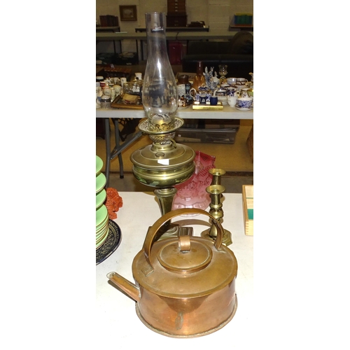 126 - A brass oil lamp with pink and opaque etched glass shade, 60cm high overall, a copper kettle and a p... 