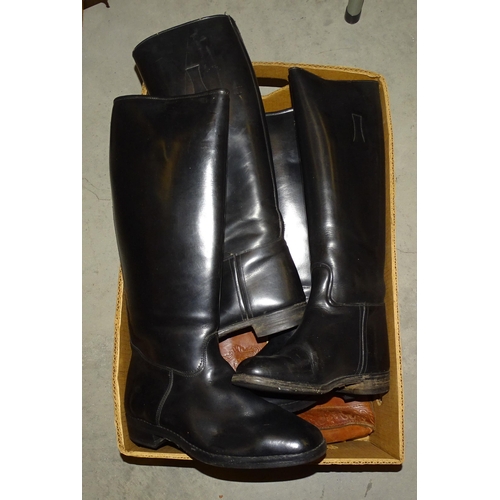 86 - Two pairs of black leather riding boots, size 7, a leather saddle, bridle and other riding accessori... 