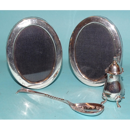 147 - A pair of modern silver oval shape photograph frames, Sheffield 1982, 11 x 8.5cm, a modern silver sa... 