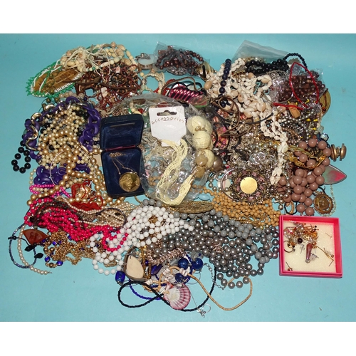 153 - A quantity of costume jewellery.