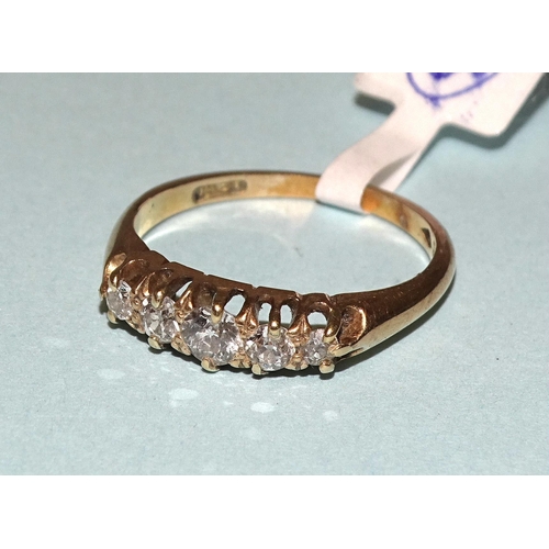 414 - A five-stone diamond ring claw-set graduated old brilliant-cut diamonds, in 18ct yellow gold mount, ... 