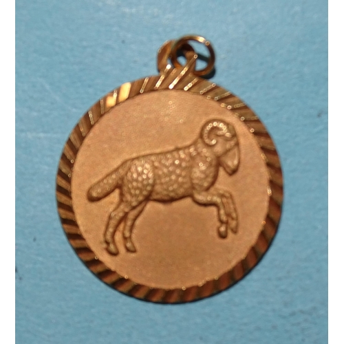 382 - A 9ct gold zodiac pendant for Capricorn, 4g.