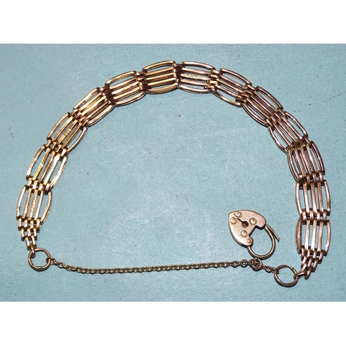 387 - A 9ct gold gate-link bracelet, 1cm wide, with padlock clasp, 19cm long, 10g.