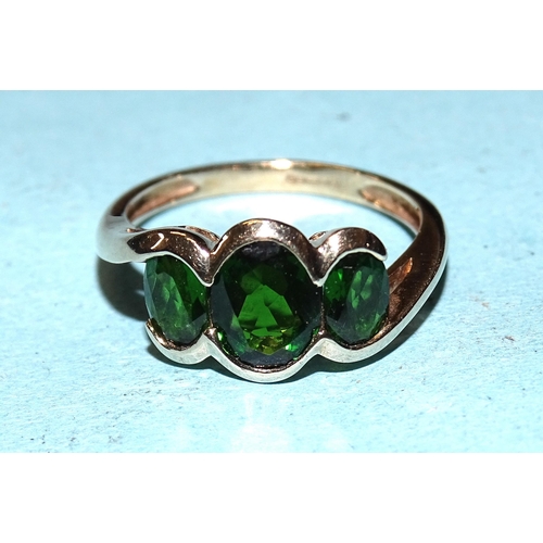 389 - A 9ct gold ring set three oval chrome diopside stones, size O, 2.8g.