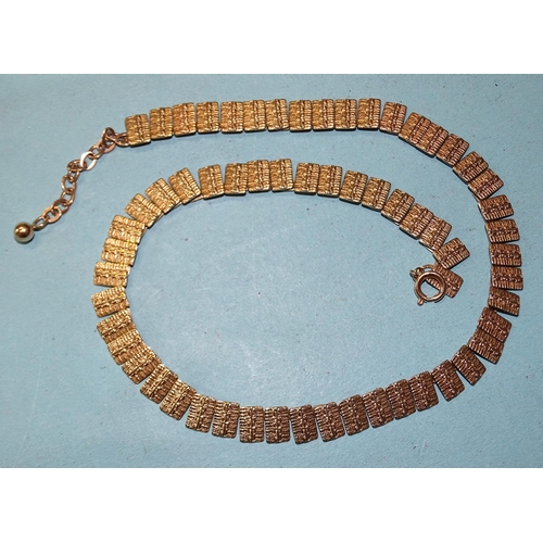 395 - A 9ct gold fringe necklace of textured plaques, 43cm, 17.9g.