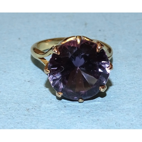 419 - An 18ct gold ring set round-cut synthetic sapphire, size J, 6.5g.