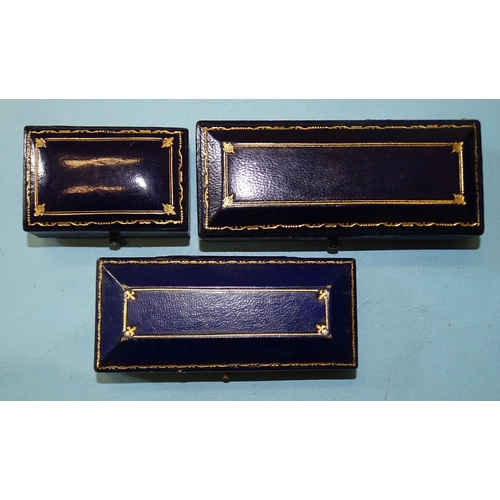 425 - A pair of Edwardian cufflinks, each octagonal onyx plaque centred by a diamond, (cased), a matching ... 