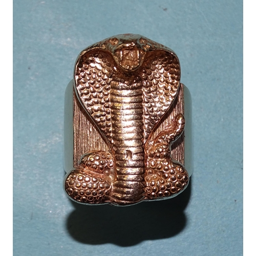 435 - A large yellow metal ring with cobra motif, unmarked, size V, 61.7g, (tested as 9ct gold).... 