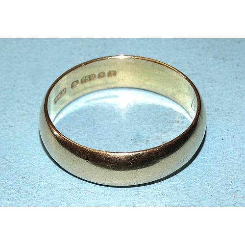 454 - An 18ct gold wedding band, size U½, 5.5mm wide, 6.1g.