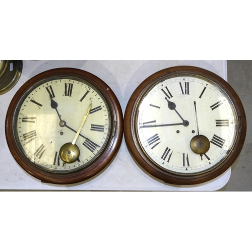 40 - A 19th century circular mahogany-cased wall clock with single fusée movement, complete with p... 