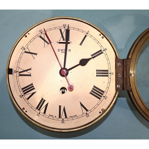 45 - A Smiths 8-day ship's brass and metal circular bulkhead clock, with white dial and Roman numerals, 1... 