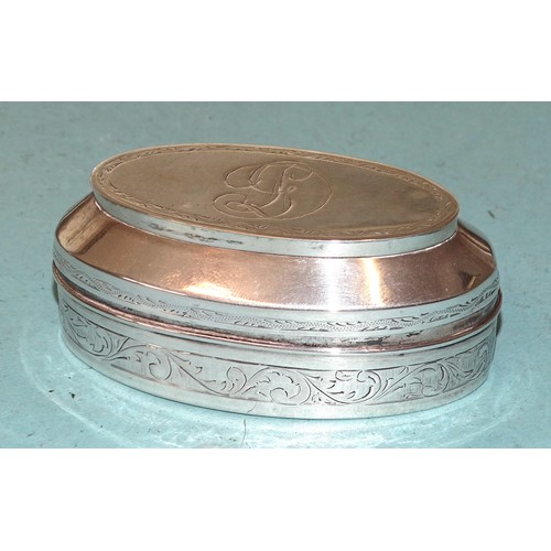 139 - An unmarked Continental oval shape white metal two-division snuff box, with double lid and engraved ... 