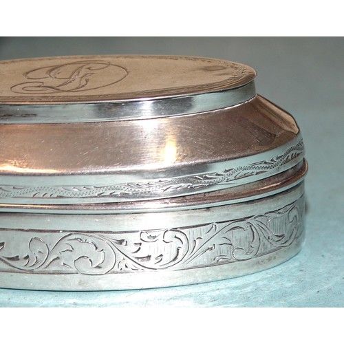 139 - An unmarked Continental oval shape white metal two-division snuff box, with double lid and engraved ... 