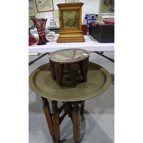 85 - An oak cased mantel clock with German gong-striking movement and pendulum, 30cm high, a wooden triba... 