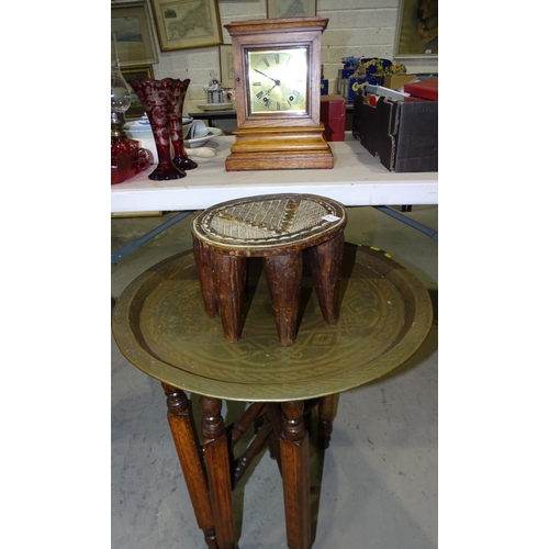 85 - An oak cased mantel clock with German gong-striking movement and pendulum, 30cm high, a wooden triba... 