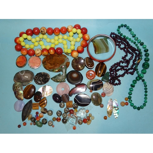 100 - A malachite bead necklace, a garnet necklace, a quantity of unmounted hardstones and other jewellery... 