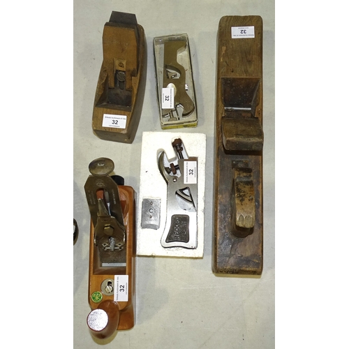 32 - A Record No.311 thumb plane, a Stanley No.92 thumb plane, an ECE wooden plane and two others, (5).... 