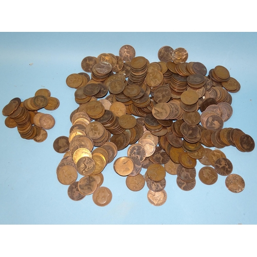 115 - A collection of Victorian and later pennies and half-pennies, approximately 3.7Kg.