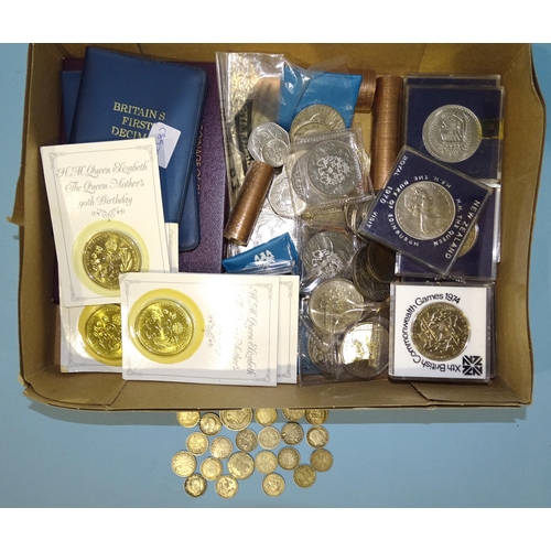 121 - Royal Mint, a 1970 Coinage of Great Britain and Northern Ireland proof set, various British and New ... 