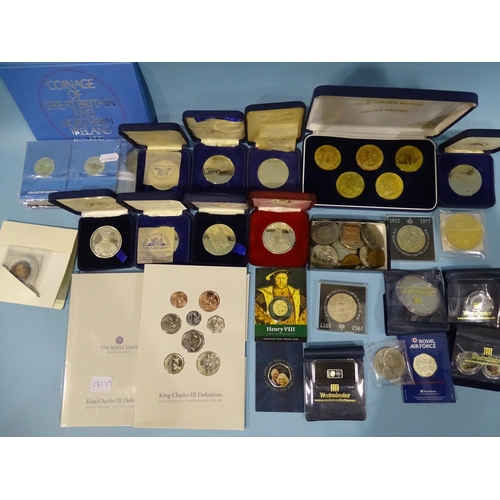 125 - A collection of various commemorative coins and medallions, including Tower Mint set of five cased g... 