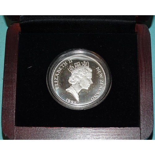 226 - A New Zealand 1998 'Kiwi' proof platinum 150-dollar coin, no.0321, 15.5g, (cased with certificate).... 